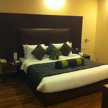 Vibe By The Lalit Traveller Hotel Faridabad Buitenkant foto