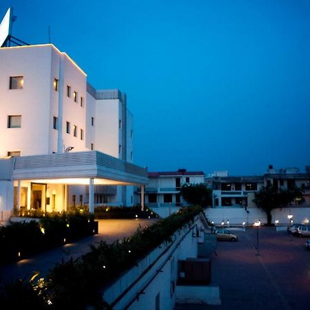 Vibe By The Lalit Traveller Hotel Faridabad Buitenkant foto