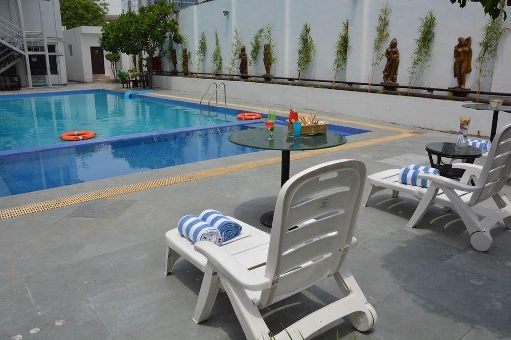 Vibe By The Lalit Traveller Hotel Faridabad Buitenkant foto