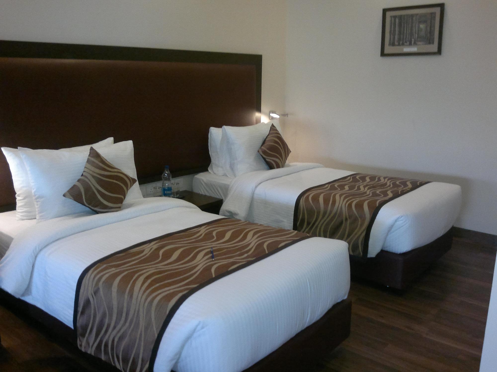 Vibe By The Lalit Traveller Hotel Faridabad Buitenkant foto