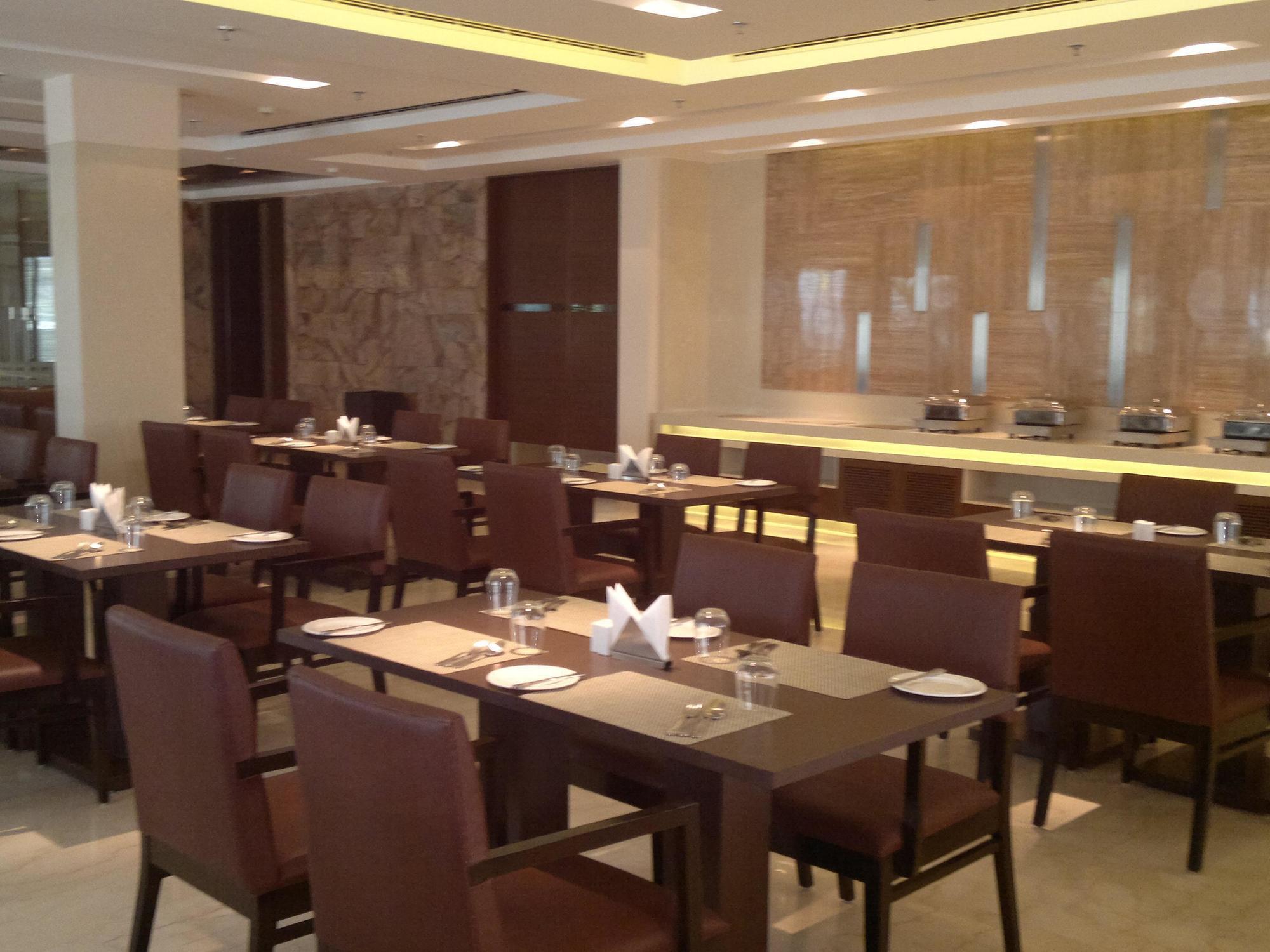 Vibe By The Lalit Traveller Hotel Faridabad Buitenkant foto
