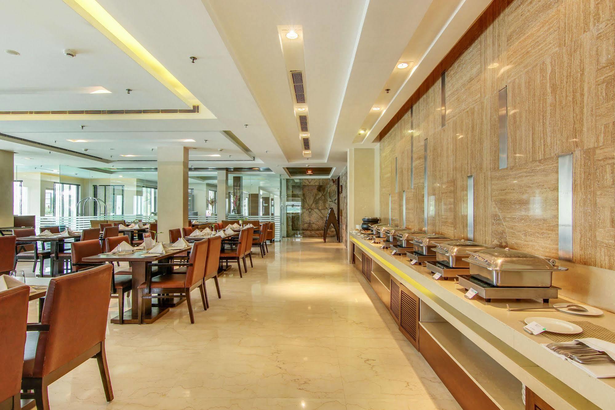 Vibe By The Lalit Traveller Hotel Faridabad Buitenkant foto