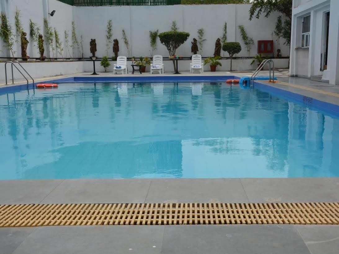 Vibe By The Lalit Traveller Hotel Faridabad Buitenkant foto