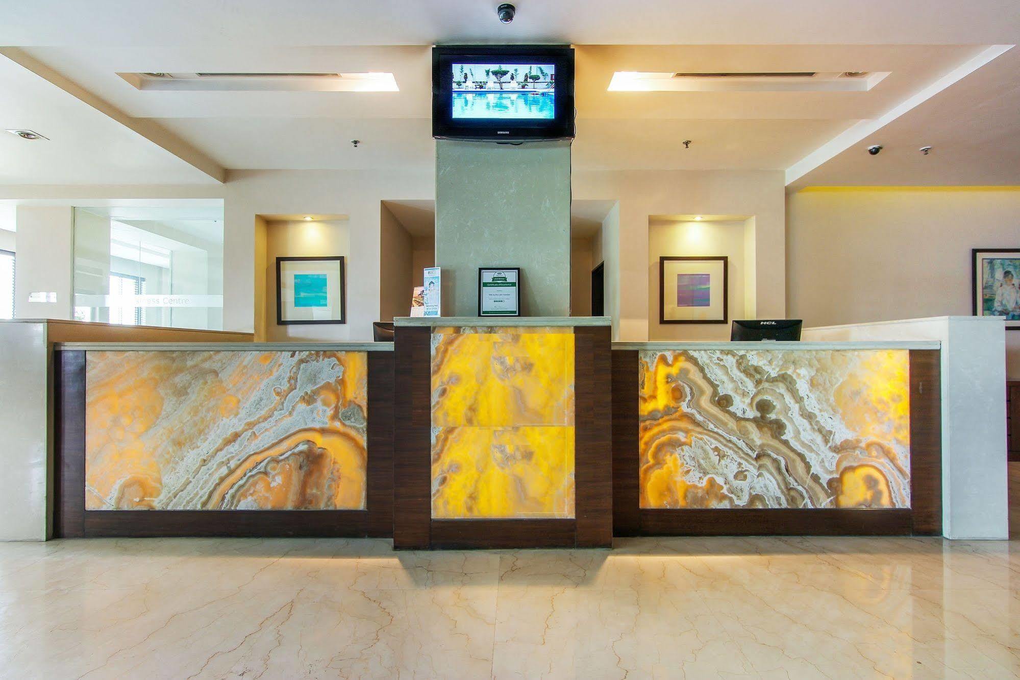 Vibe By The Lalit Traveller Hotel Faridabad Buitenkant foto