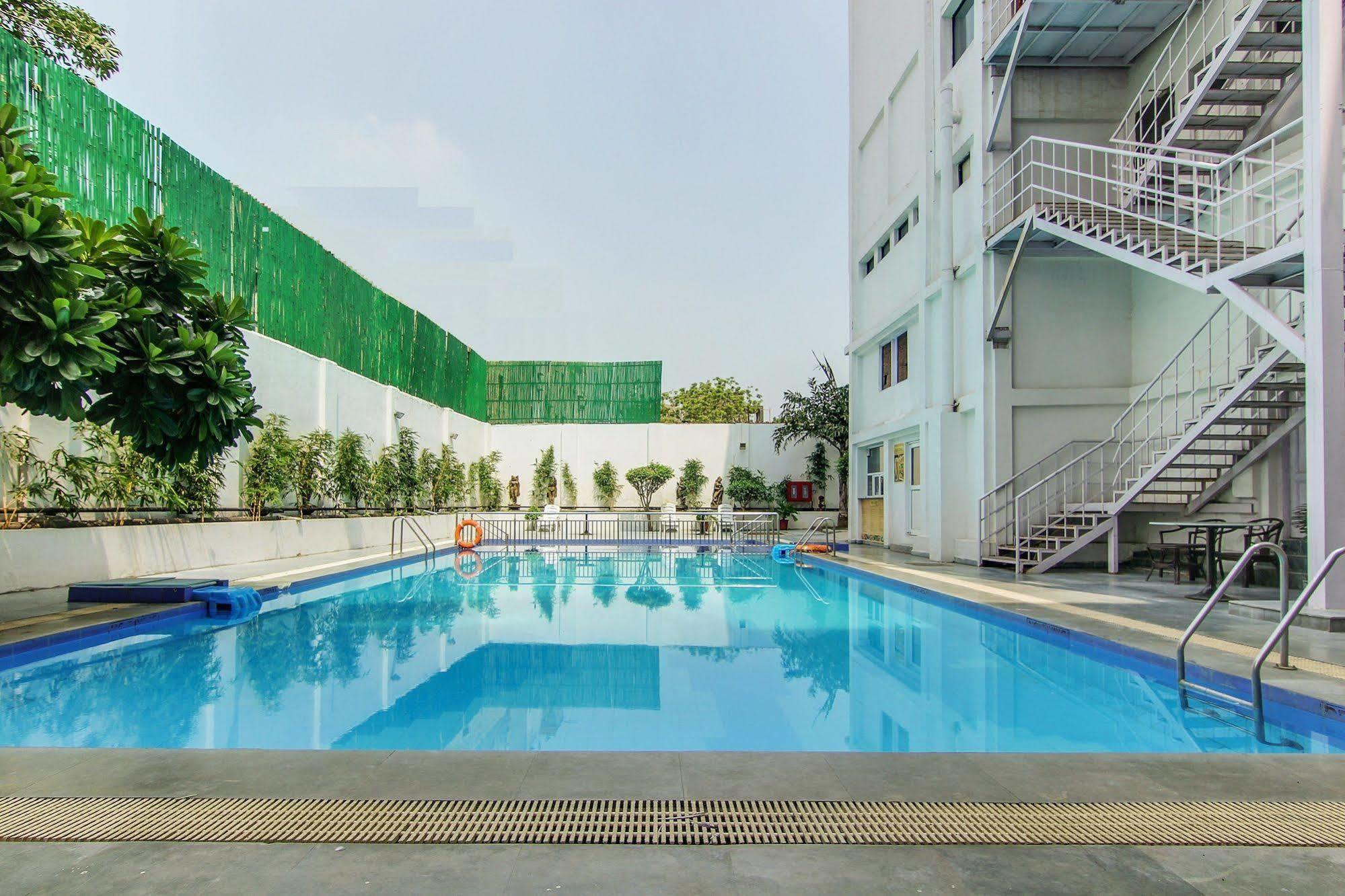 Vibe By The Lalit Traveller Hotel Faridabad Buitenkant foto